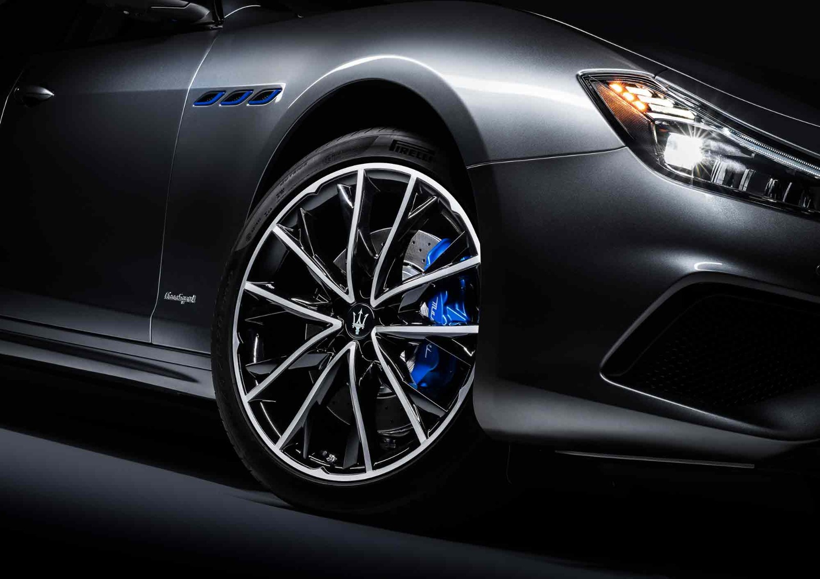 Dettaglio cerchio e pinza freno Maserati